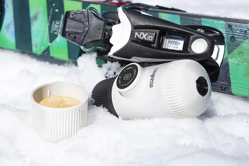 Espressor portabil Wacaco Nanopresso alb + Geanta de transport - Coffee Gear