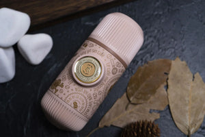 Espressor portabil Wacaco Nanopresso + Geanta de transport – Dark Souls Roz - Coffee Gear