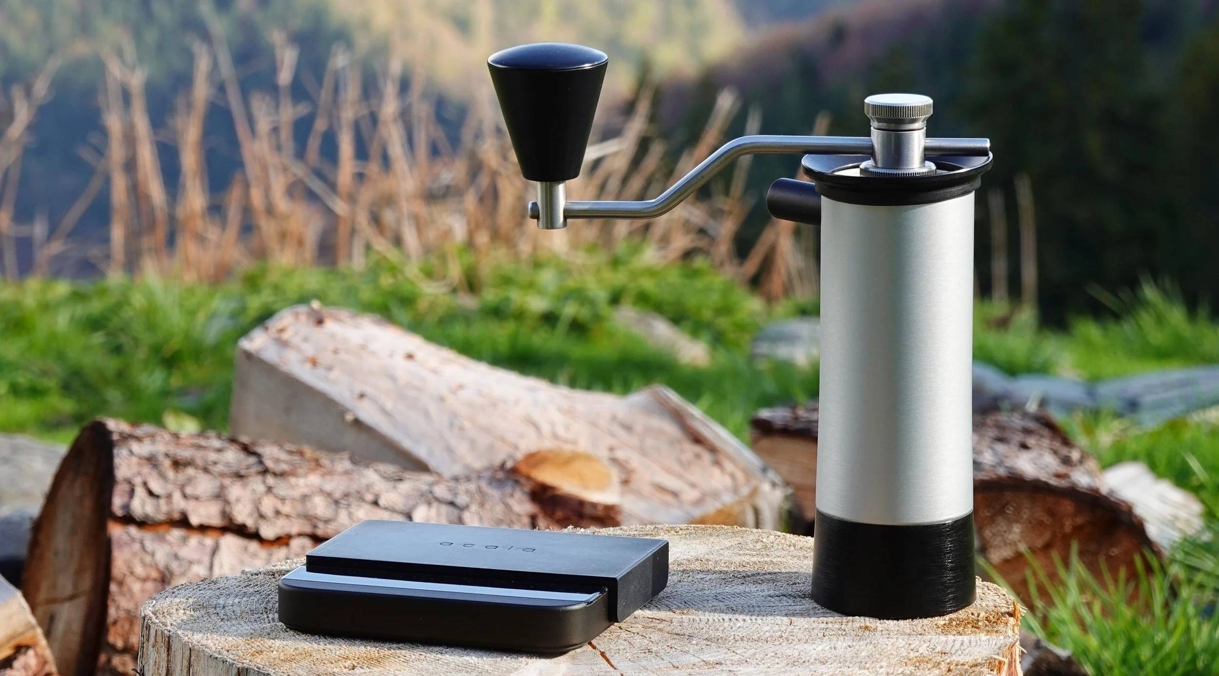 Vrei o râsnită de cafea? Află dacă o variantă manuală sau una electrică se potriveste stilului tău