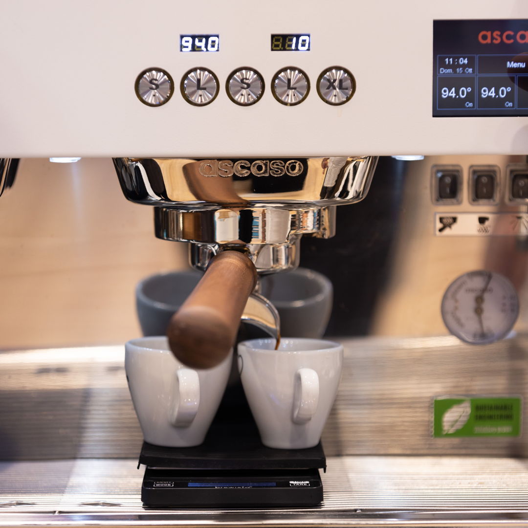 De ce nu curge cafea la espressor? 5 cauze frecvente si cum le rezolvi rapid acasa