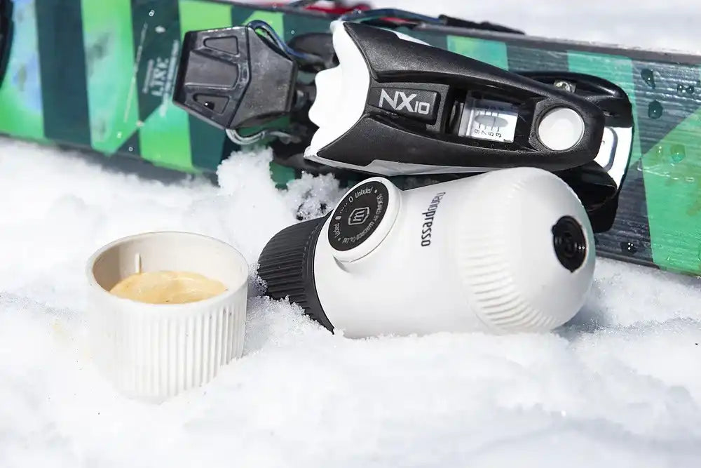 Espressor portabil Wacaco Nanopresso alb + Geanta de transport - Coffee Gear